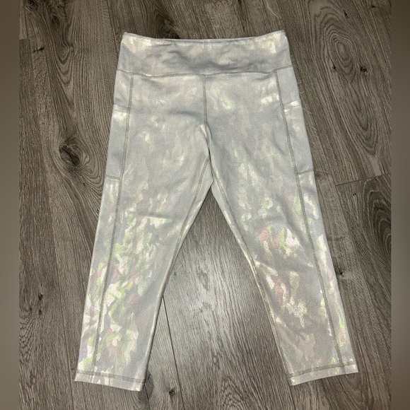 Women’s Zyia Silver Camo Metallic Light n Tight Capri Leggings - Picture 1 of 4